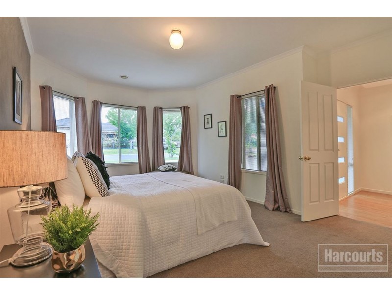6 St Leonard Way, Pakenham VIC 3810