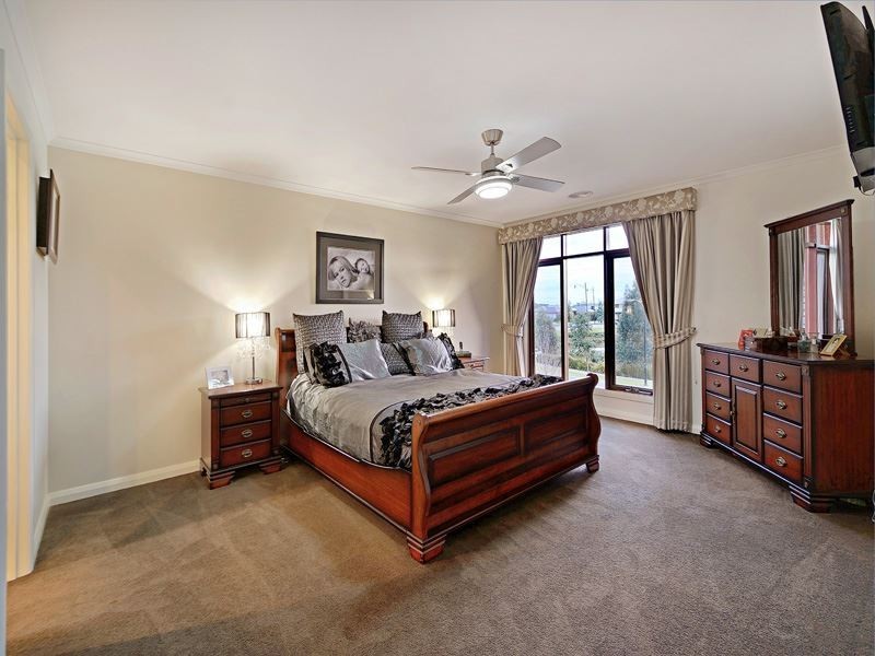 16 Ashford Drive, Pakenham VIC 3810