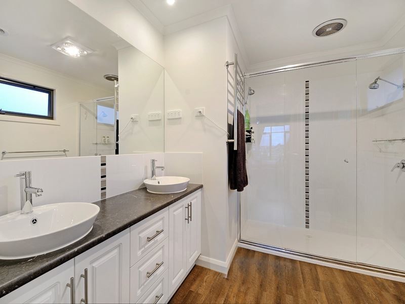 16 Ashford Drive, Pakenham VIC 3810