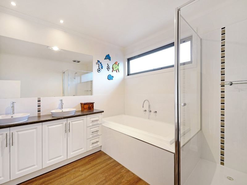 16 Ashford Drive, Pakenham VIC 3810