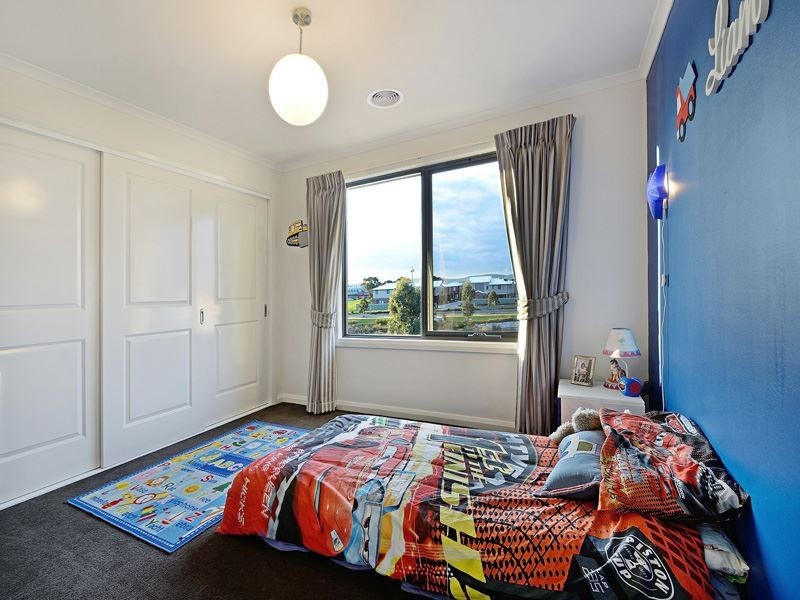 16 Ashford Drive, Pakenham VIC 3810