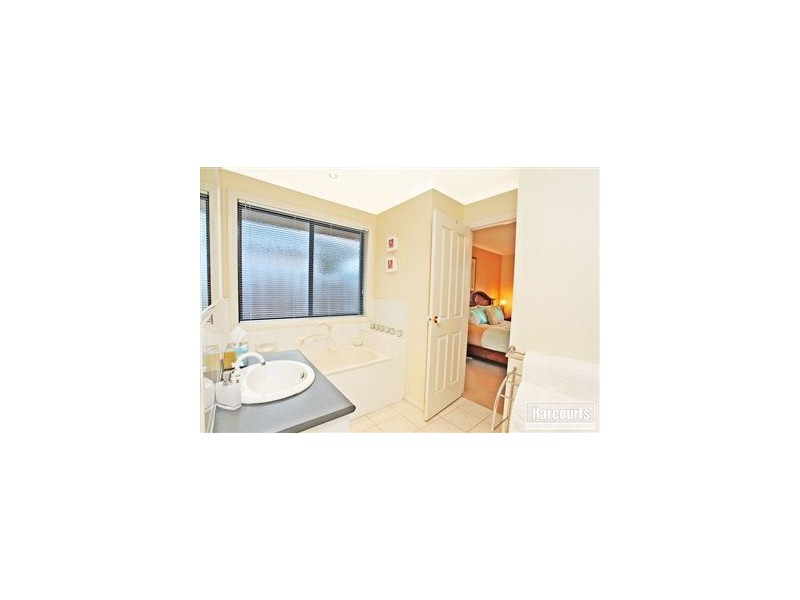 21 Riviera Drive, Pakenham VIC 3810