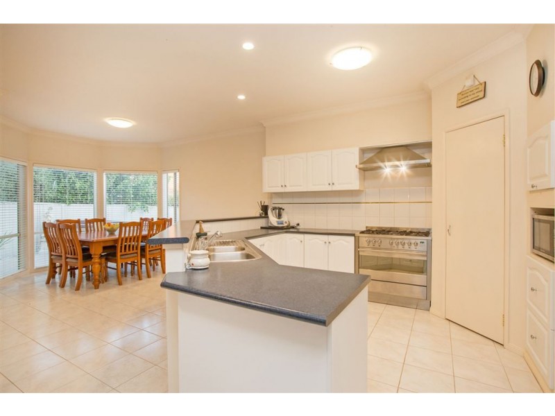 8 Strickland Court, Pakenham VIC 3810