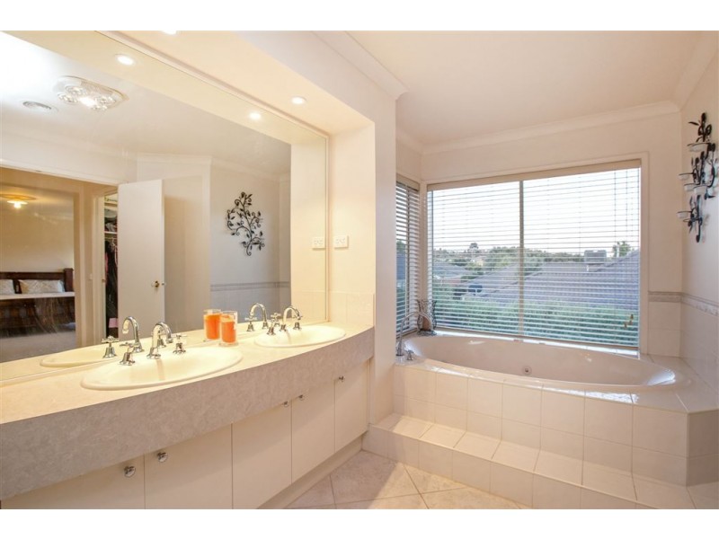 8 Strickland Court, Pakenham VIC 3810