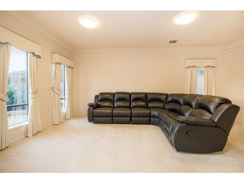 8 Strickland Court, Pakenham VIC 3810