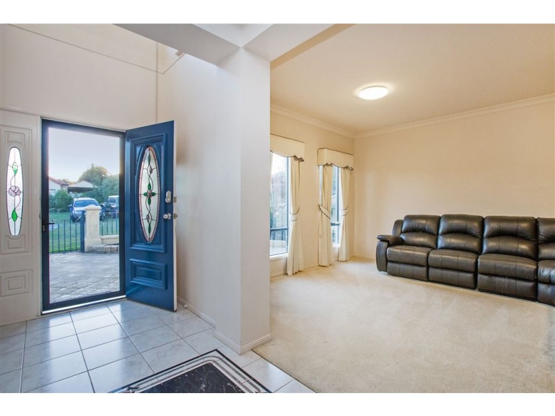 8 Strickland Court, Pakenham VIC 3810