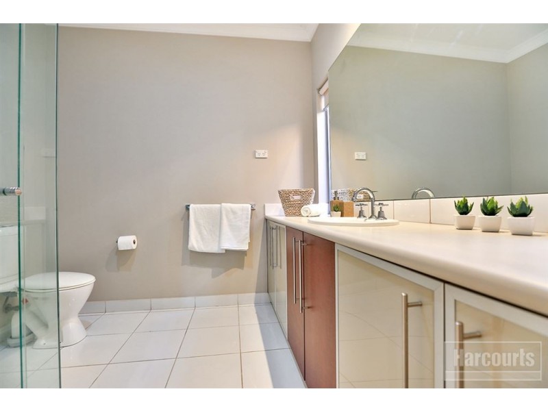 16 Fallingwater Drive, Pakenham VIC 3810