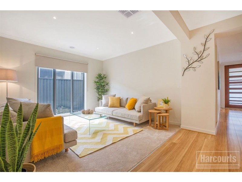 6 Hibernia Place, Cranbourne East VIC 3977