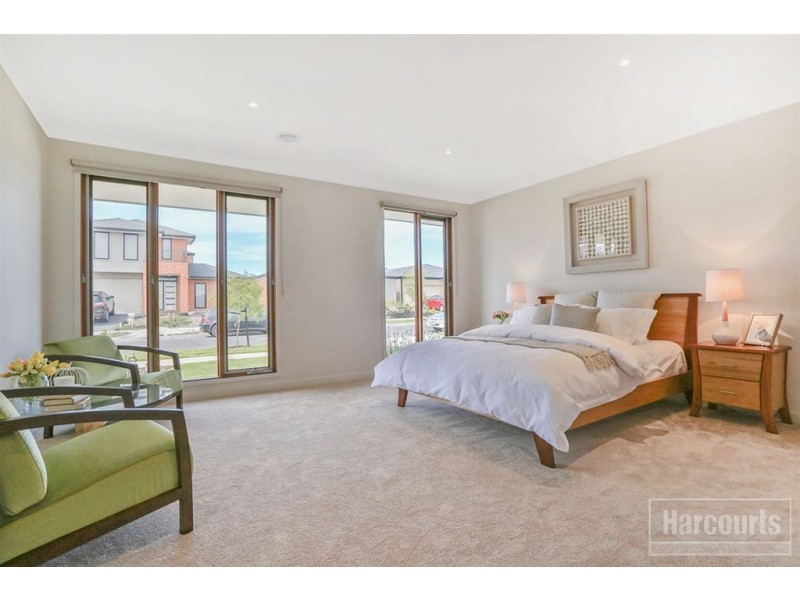 6 Hibernia Place, Cranbourne East VIC 3977