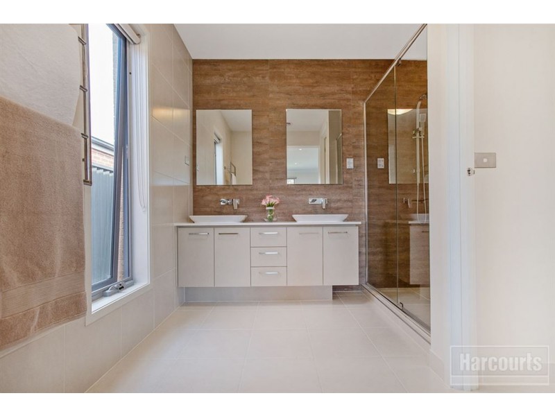 6 Hibernia Place, Cranbourne East VIC 3977