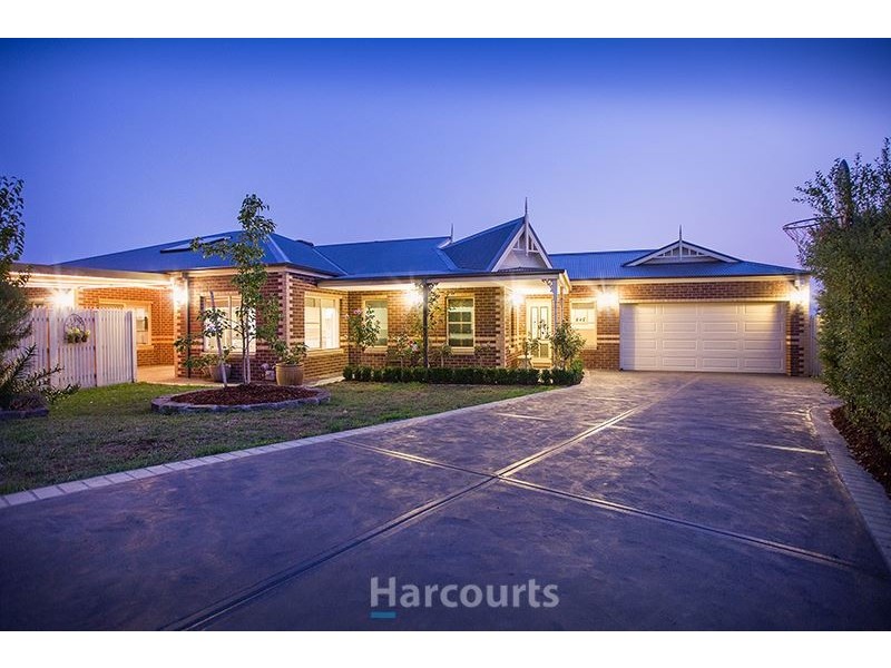 8 Eyre Place, Pakenham VIC 3810