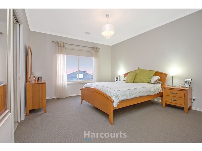 8 Eyre Place, Pakenham VIC 3810