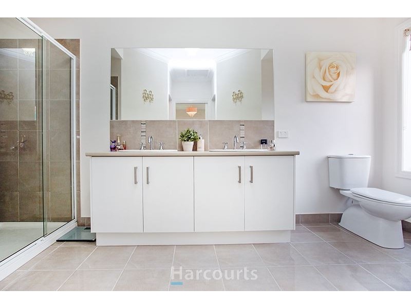 8 Eyre Place, Pakenham VIC 3810