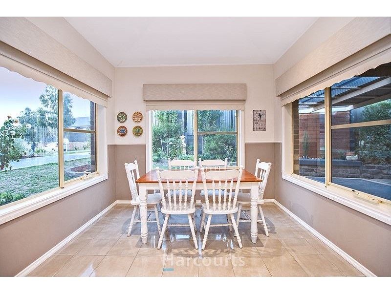 8 Eyre Place, Pakenham VIC 3810