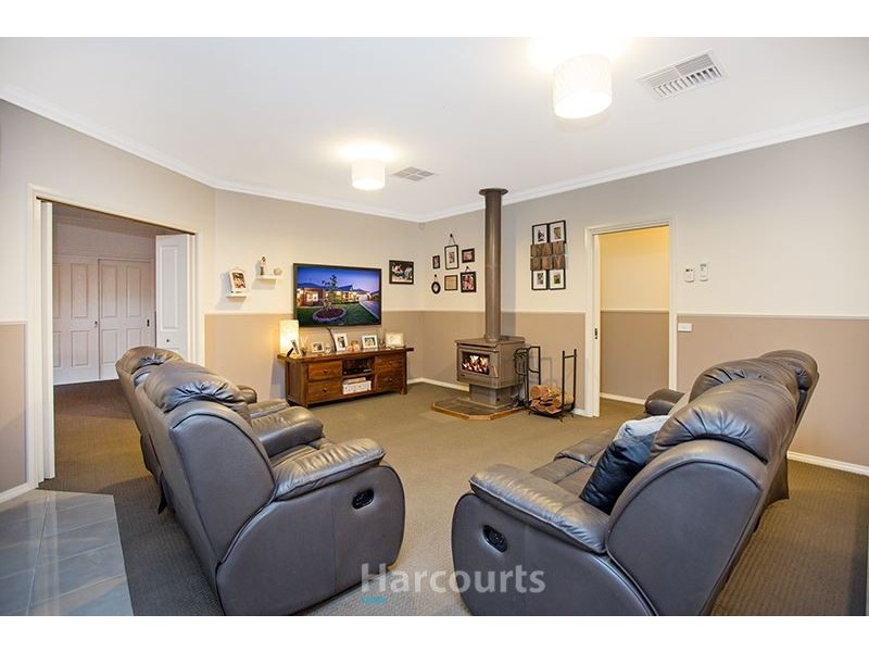 8 Eyre Place, Pakenham VIC 3810