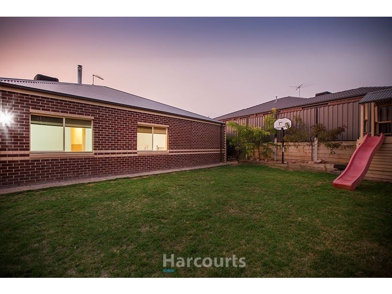 8 Eyre Place, Pakenham VIC 3810