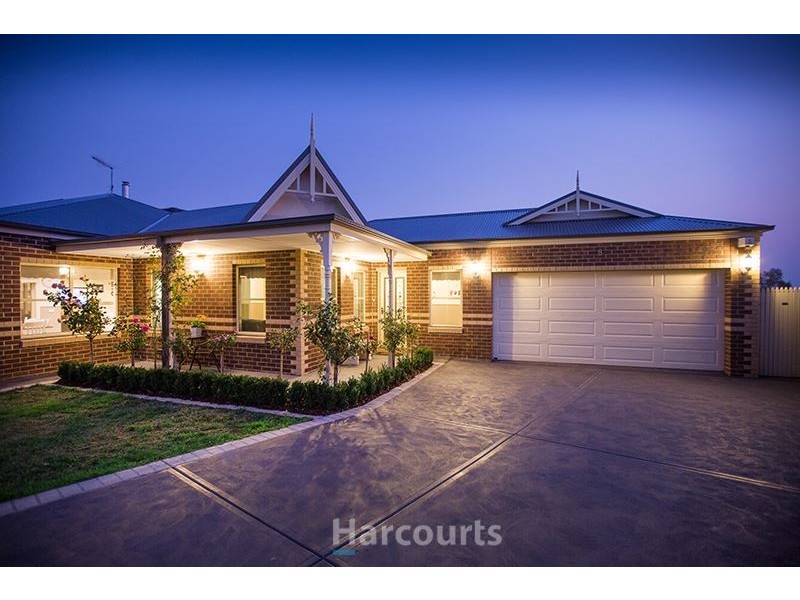 8 Eyre Place, Pakenham VIC 3810