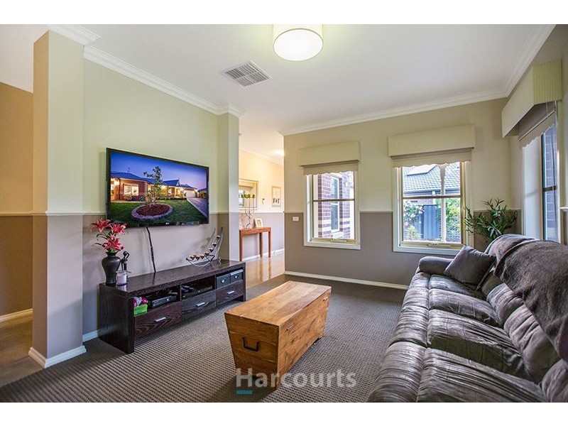 8 Eyre Place, Pakenham VIC 3810