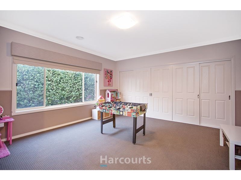 8 Eyre Place, Pakenham VIC 3810