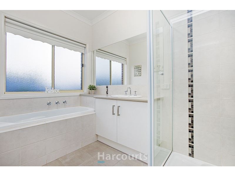 8 Eyre Place, Pakenham VIC 3810