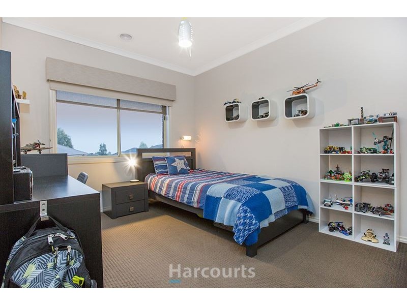 8 Eyre Place, Pakenham VIC 3810