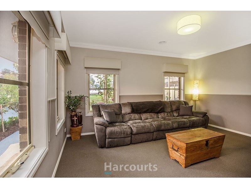 8 Eyre Place, Pakenham VIC 3810