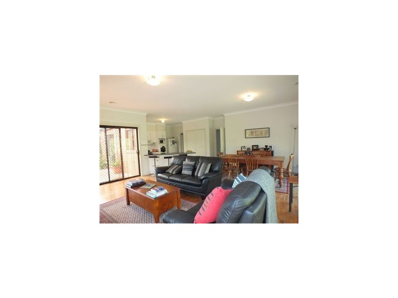 18 St Leonard Way, Pakenham VIC 3810
