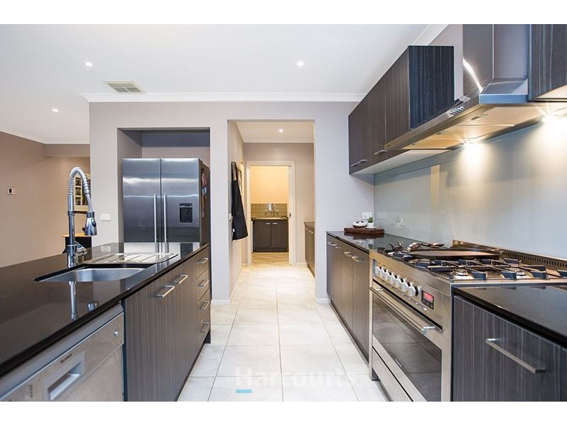 14 Burford Way, Cranbourne North VIC 3977