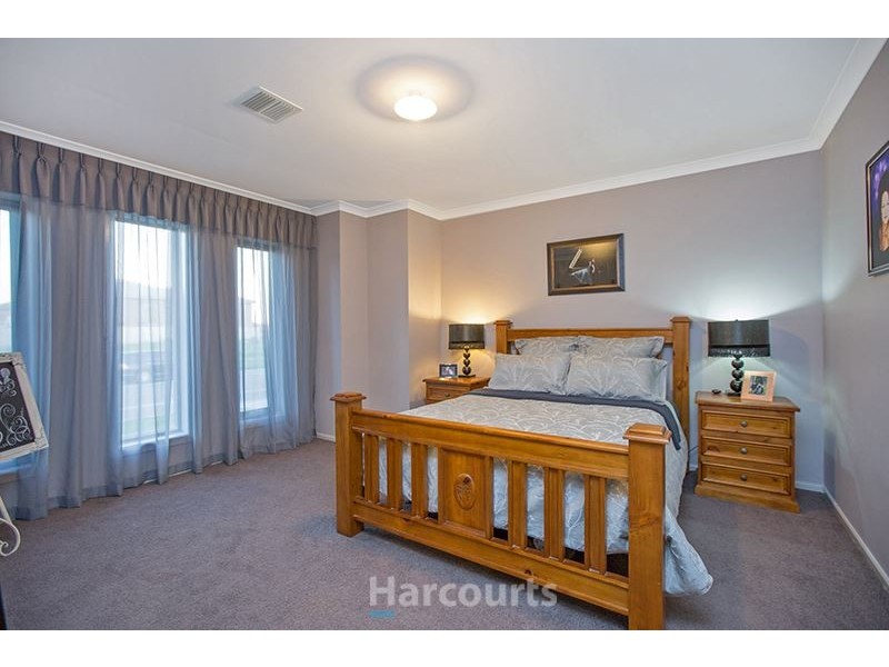 14 Burford Way, Cranbourne North VIC 3977