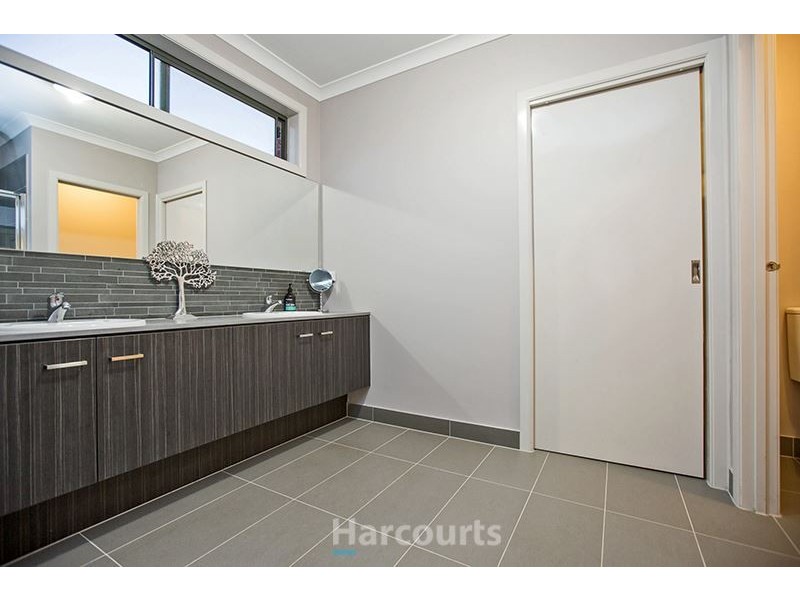 14 Burford Way, Cranbourne North VIC 3977