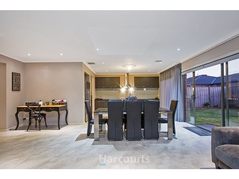 14 Burford Way, Cranbourne North VIC 3977