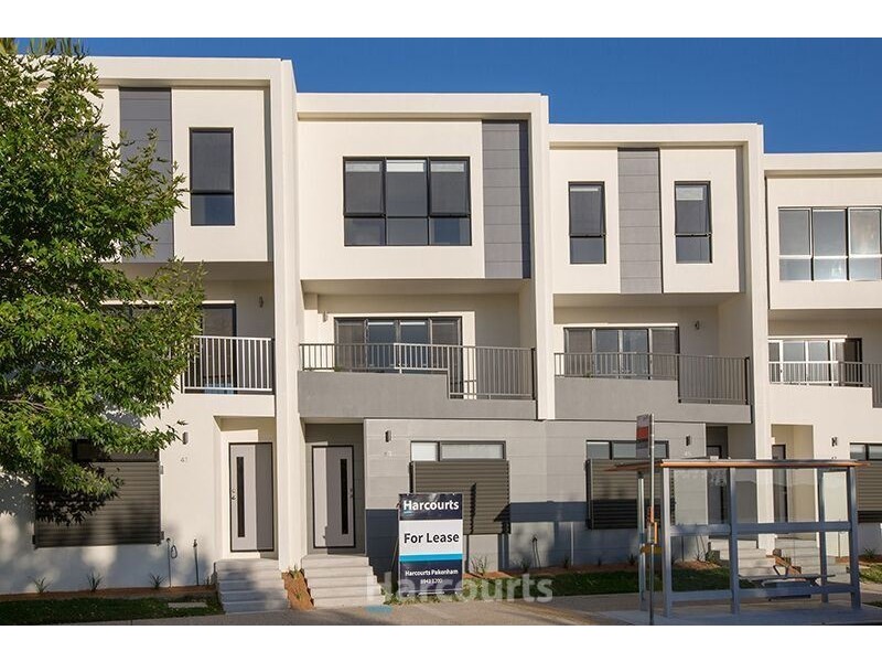 43 Lakeside Boulevard, Pakenham VIC 3810