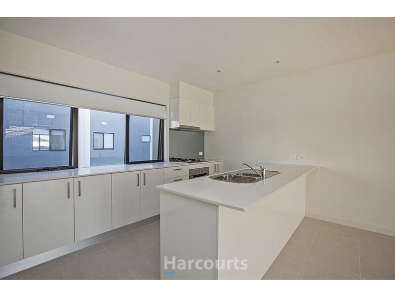 43 Lakeside Boulevard, Pakenham VIC 3810