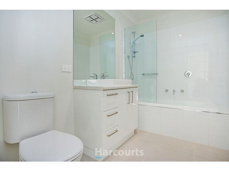 43 Lakeside Boulevard, Pakenham VIC 3810