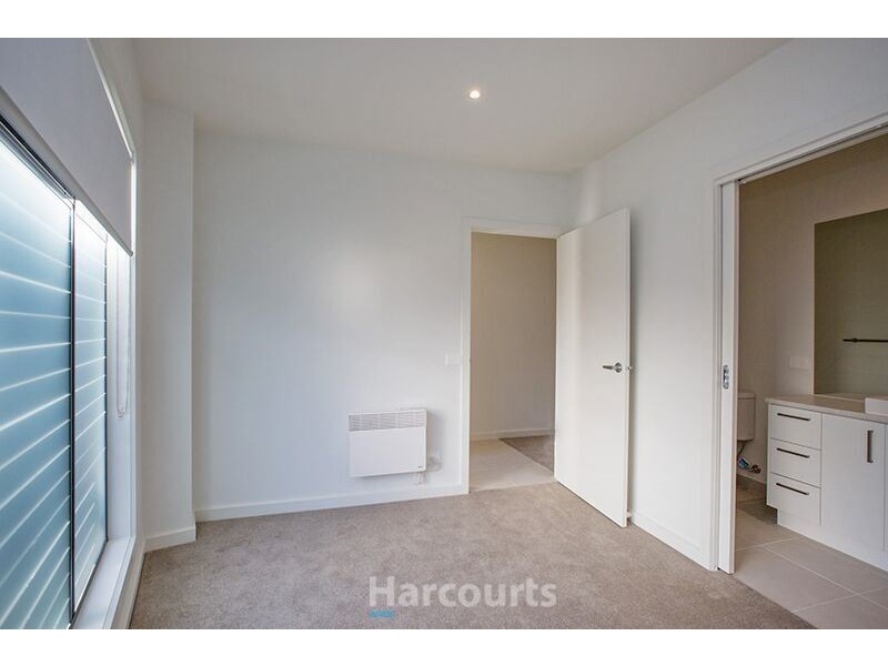 43 Lakeside Boulevard, Pakenham VIC 3810