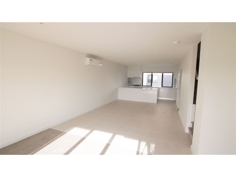 45 Lakeside Boulevard, Pakenham VIC 3810