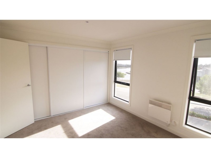 45 Lakeside Boulevard, Pakenham VIC 3810