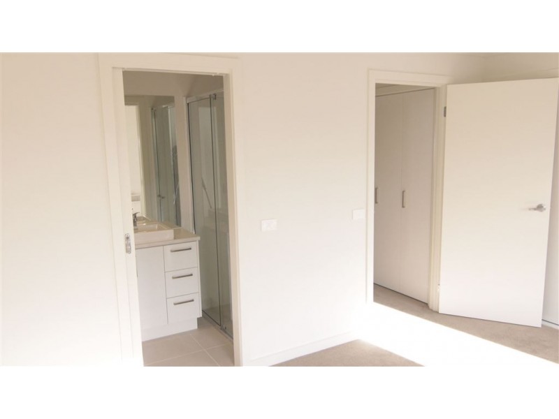 45 Lakeside Boulevard, Pakenham VIC 3810