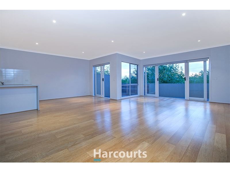 53 Lakeside Boulevard, Pakenham VIC 3810