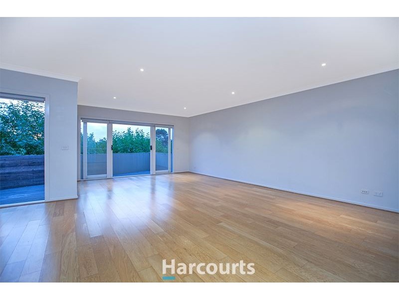 53 Lakeside Boulevard, Pakenham VIC 3810