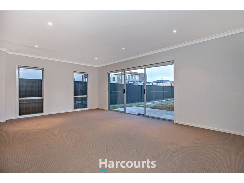 53 Lakeside Boulevard, Pakenham VIC 3810