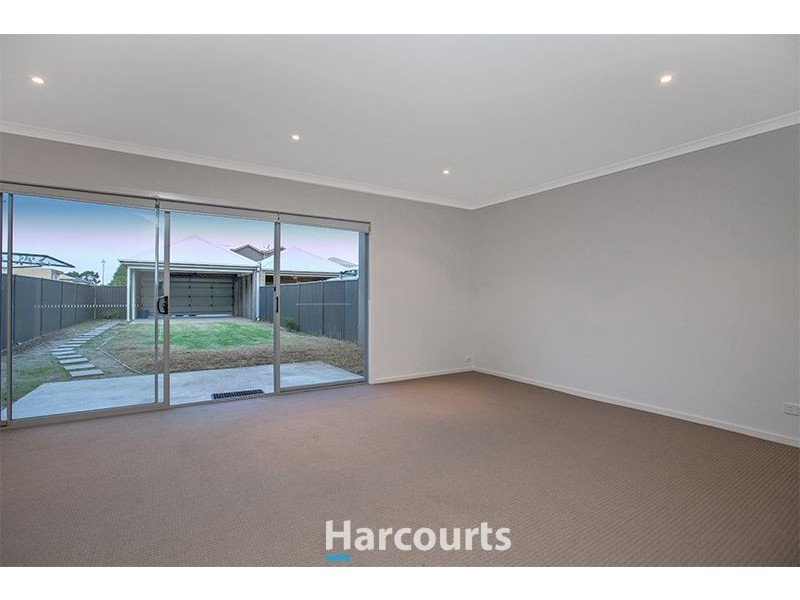 53 Lakeside Boulevard, Pakenham VIC 3810