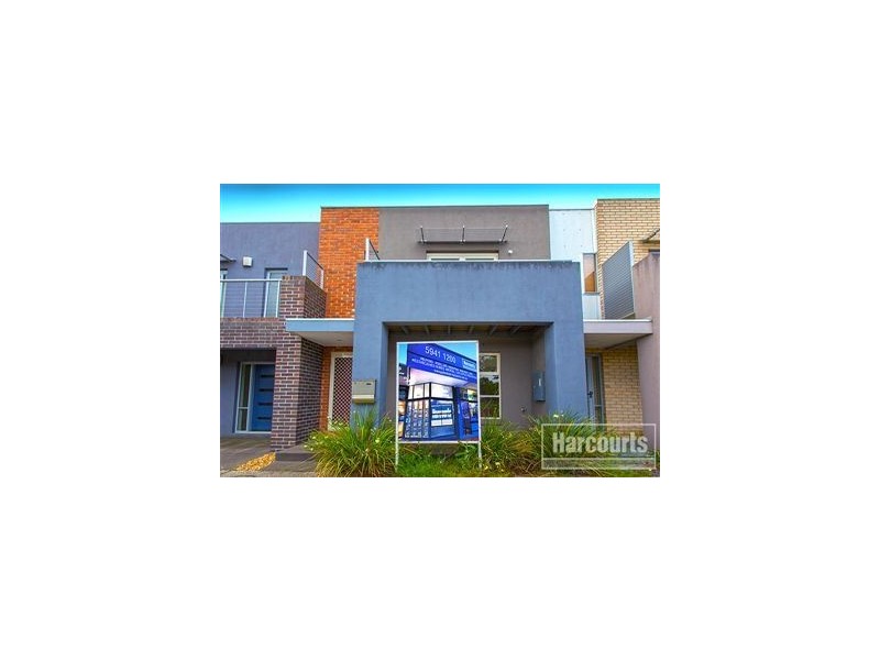 8 Stonebridge Lane, Pakenham VIC 3810