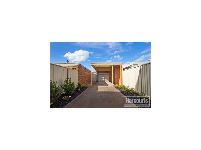 8 Stonebridge Lane, Pakenham VIC 3810