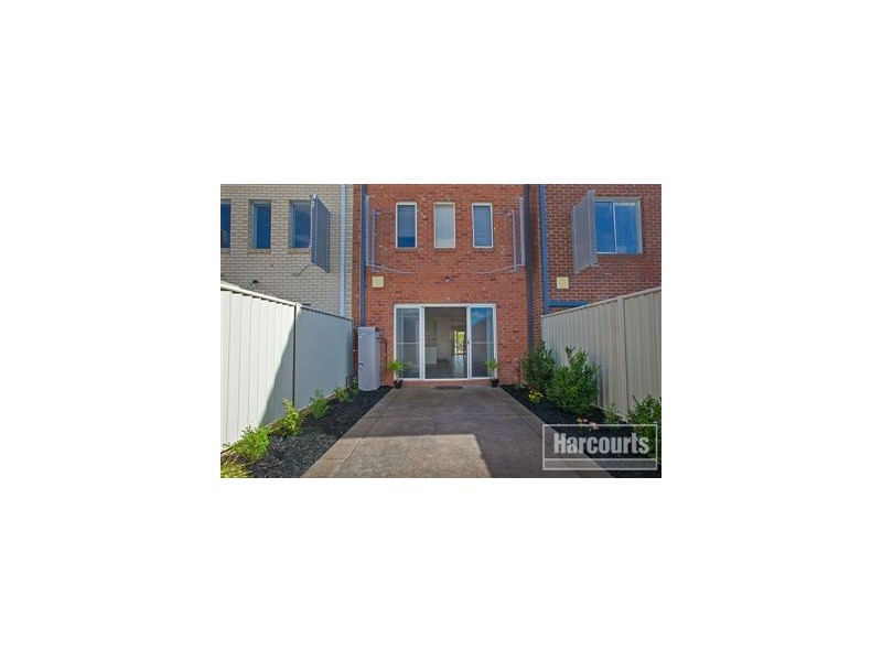 8 Stonebridge Lane, Pakenham VIC 3810