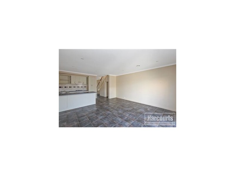 8 Stonebridge Lane, Pakenham VIC 3810