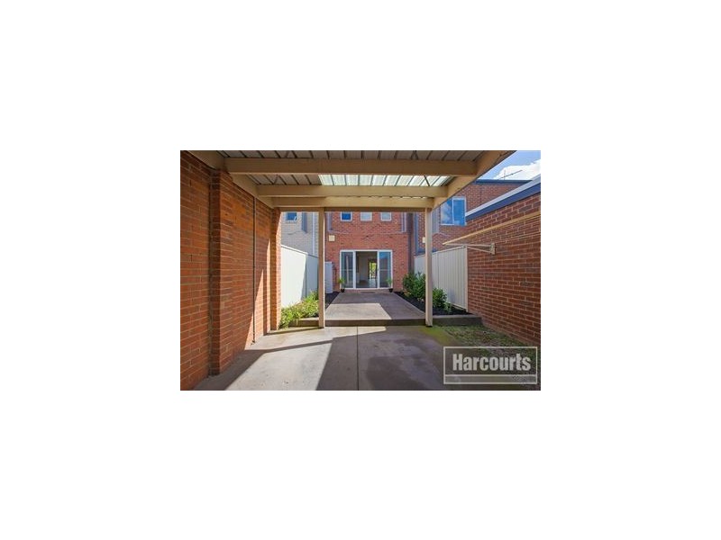 8 Stonebridge Lane, Pakenham VIC 3810