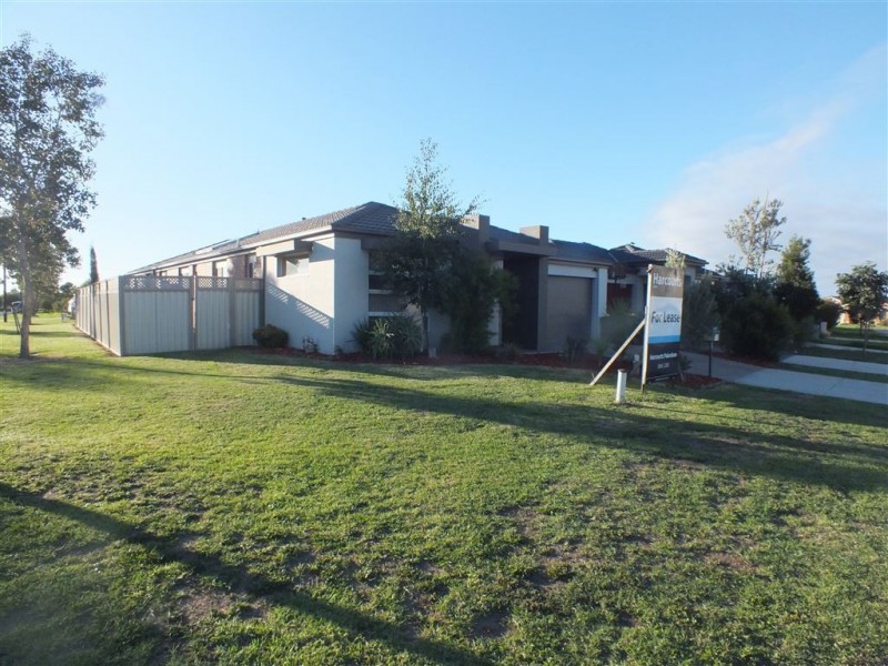 19 Debra Avenue, Pakenham VIC 3810