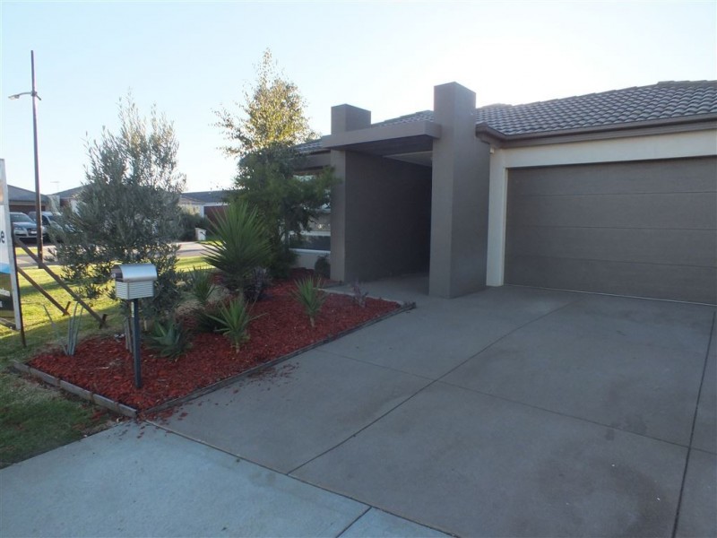 19 Debra Avenue, Pakenham VIC 3810