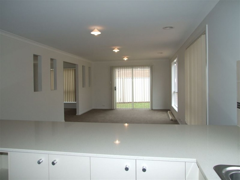 19 Debra Avenue, Pakenham VIC 3810